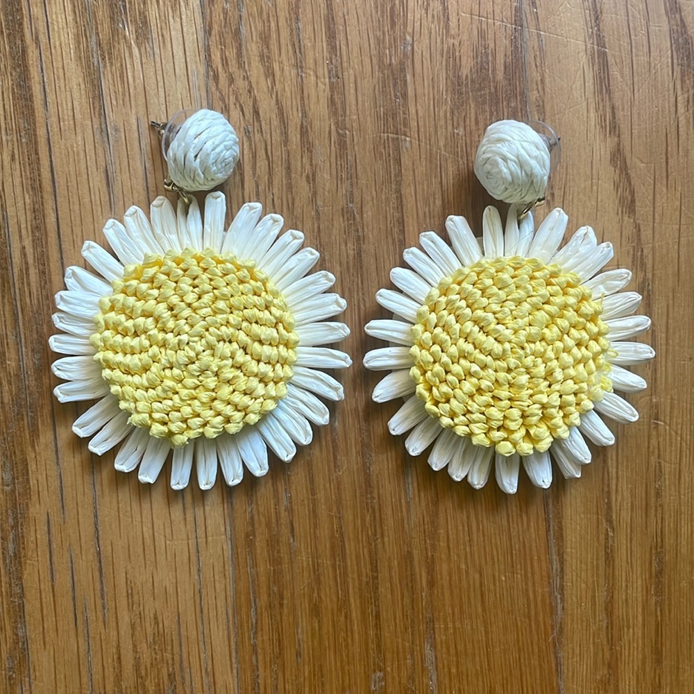 NWOT Yellow and White Sunflower Raffia Earrings